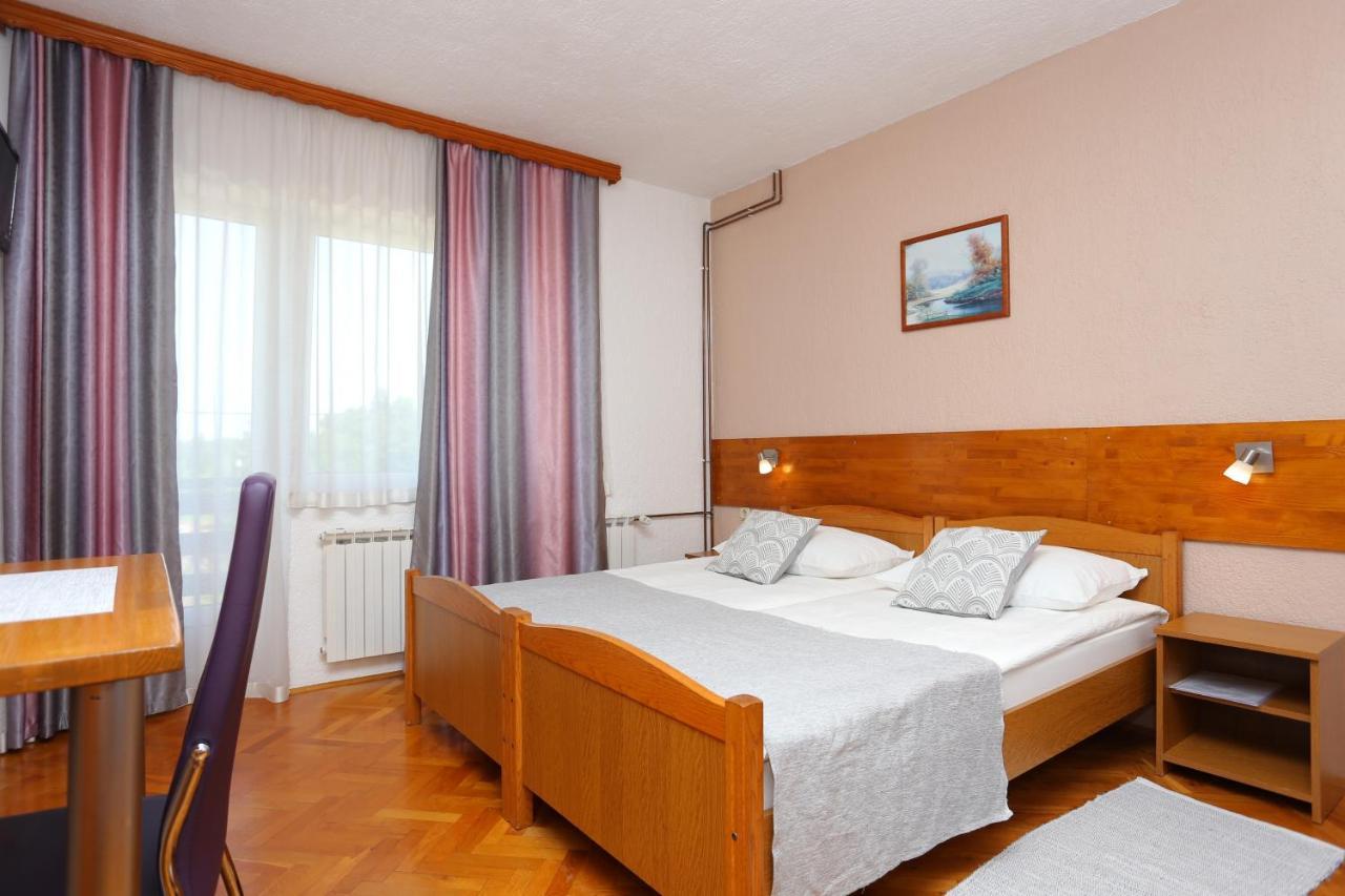 Rooms With A Parking Space Grabovac, Plitvice - 17419 Rakovica Exterior photo